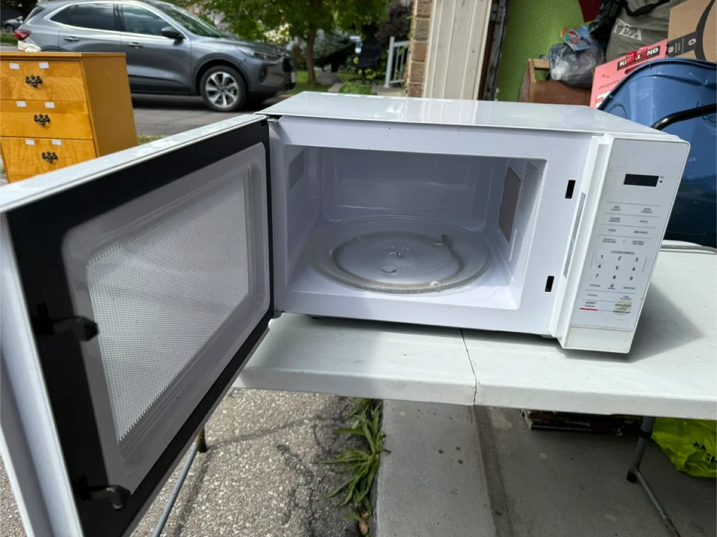 Magic Chef 0.7 Cu. Ft. White Microwave image indicator(2)