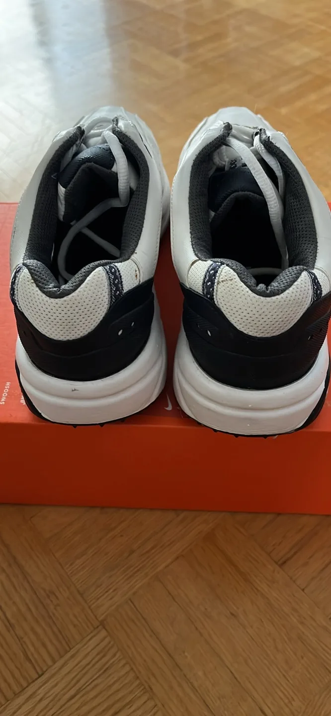 FootJoy Golf Shoes with Bonus image indicator(3)