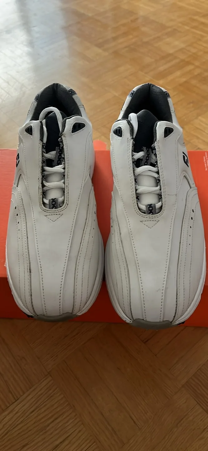 FootJoy Golf Shoes with Bonus image indicator(2)