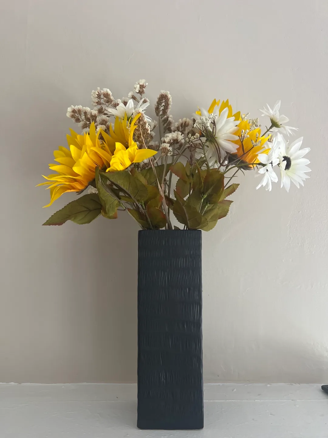 Black Vase with flowers thumbnail