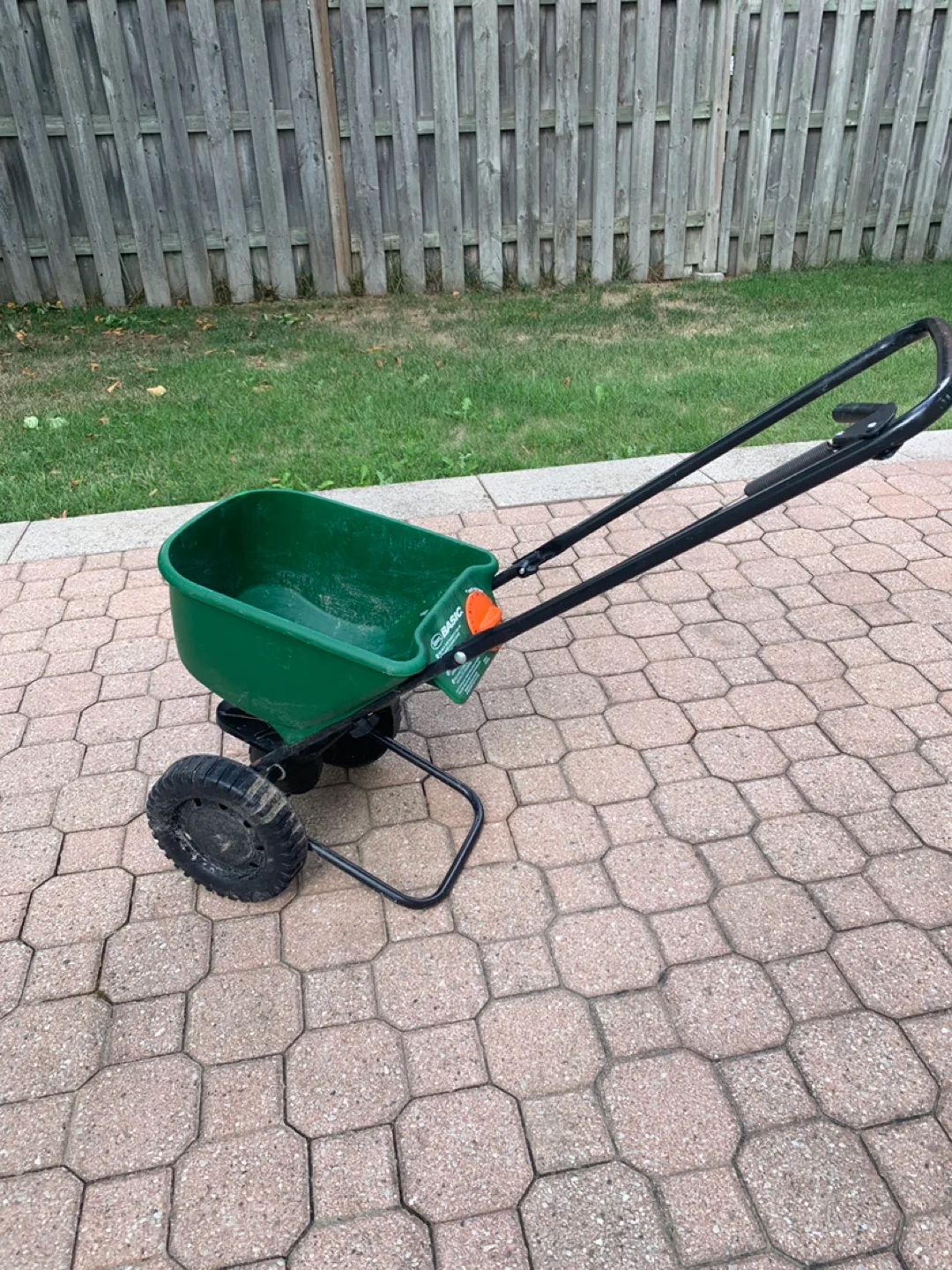 Seed / Fertilizer Spreader by Scotts Basic thumbnail