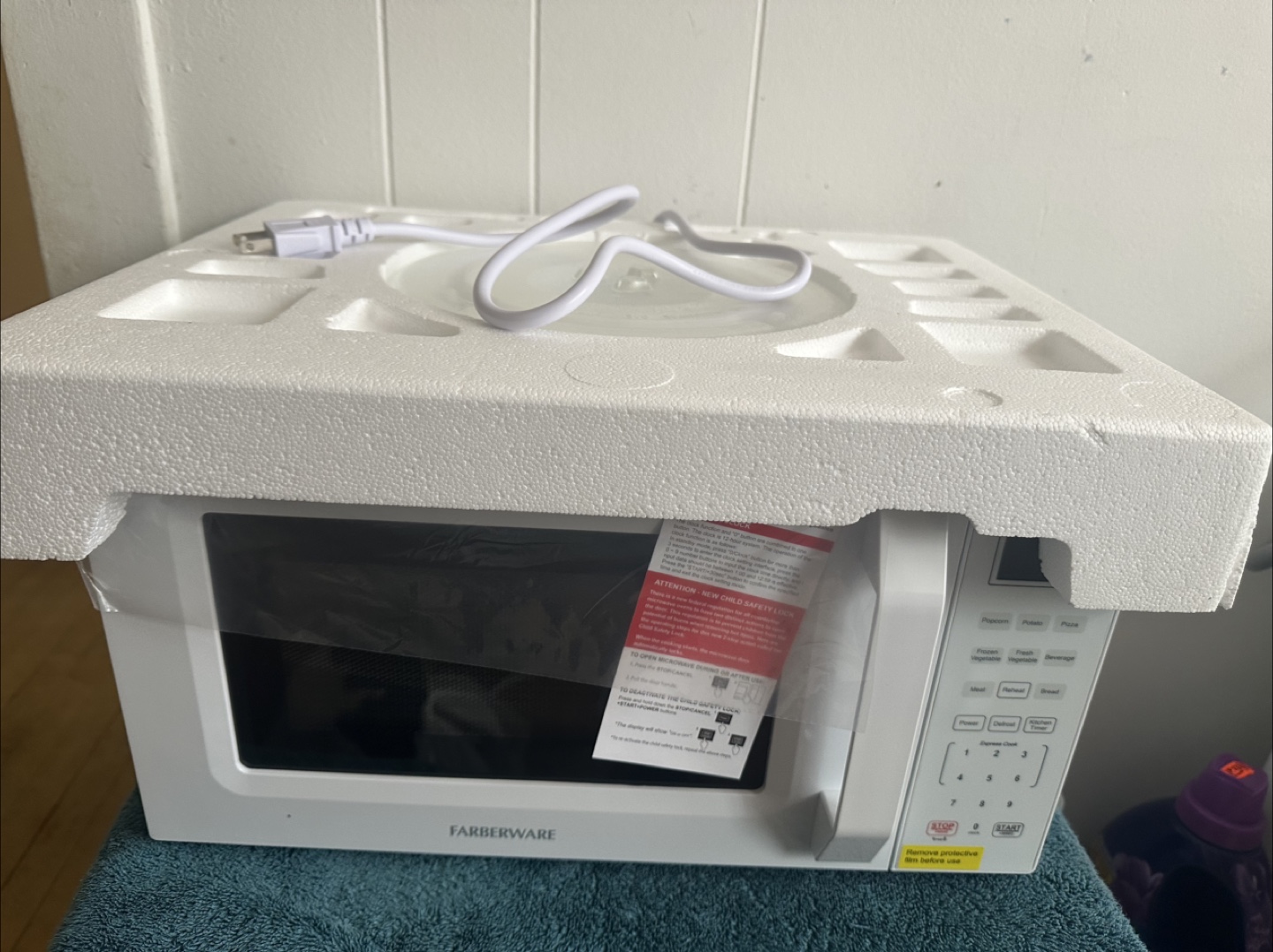 Farberware 0.7 Cu. Ft. Countertop Microwave - White - photo 2