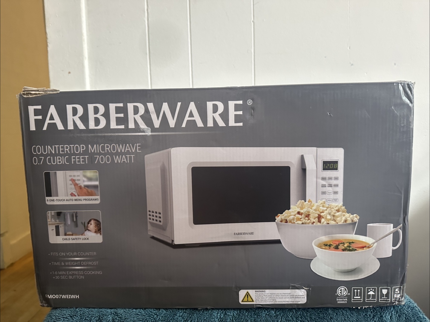 Farberware 0.7 Cu. Ft. Countertop Microwave - White