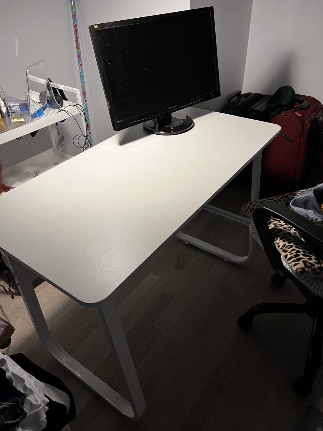 White Desk PLEASE TAKE IT
