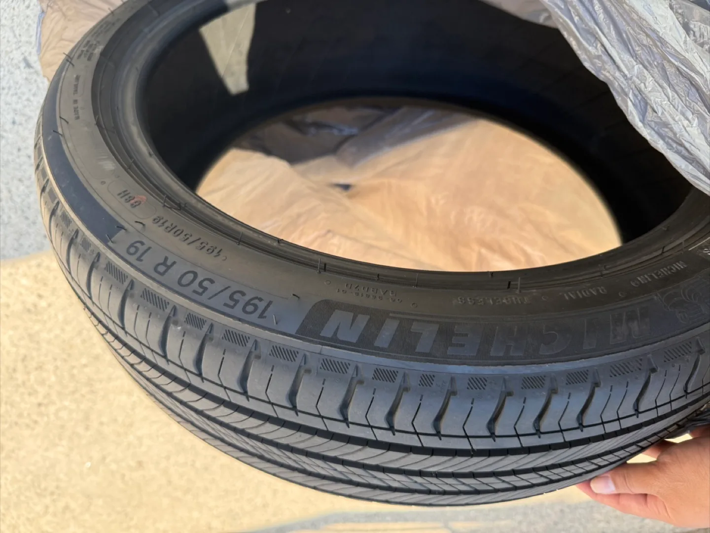 Michelin Tire 195/50R19 image indicator(4)