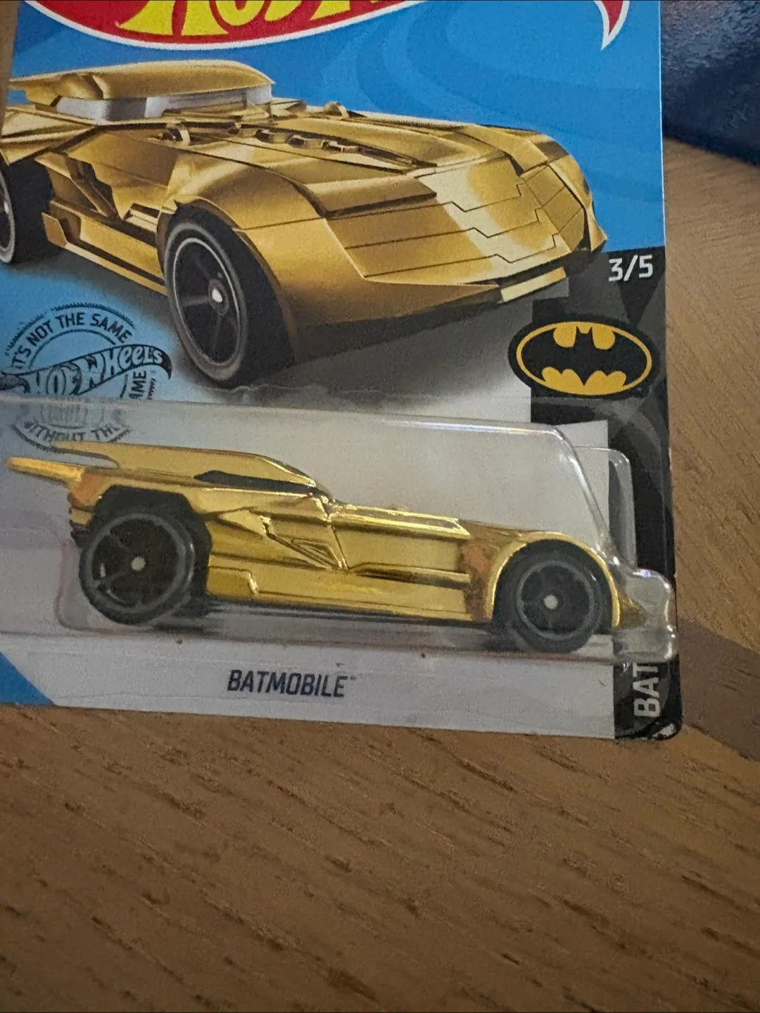 Hot Wheels Batmobile - Gold image indicator(2)