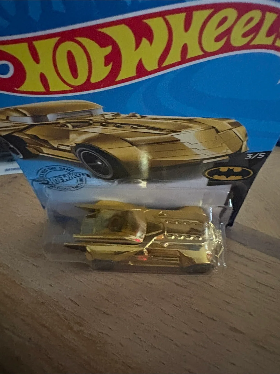 Hot Wheels Batmobile - Gold image indicator(3)