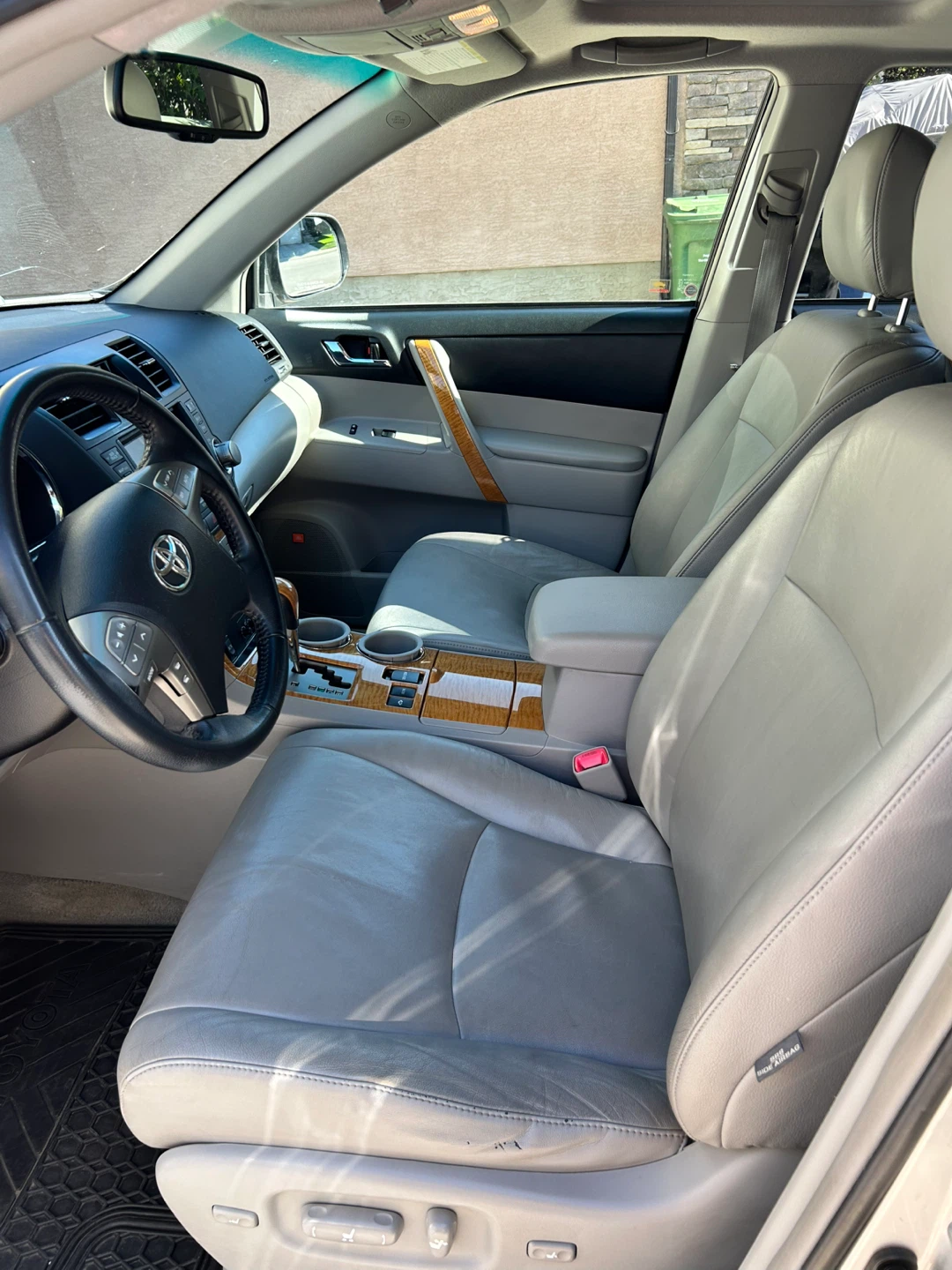 Silver Toyota Highlander Hybrid SUV - photo 5