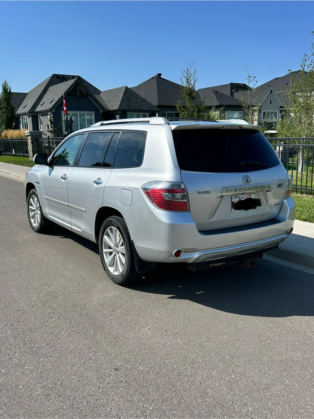 Silver Toyota Highlander Hybrid SUV - photo 4