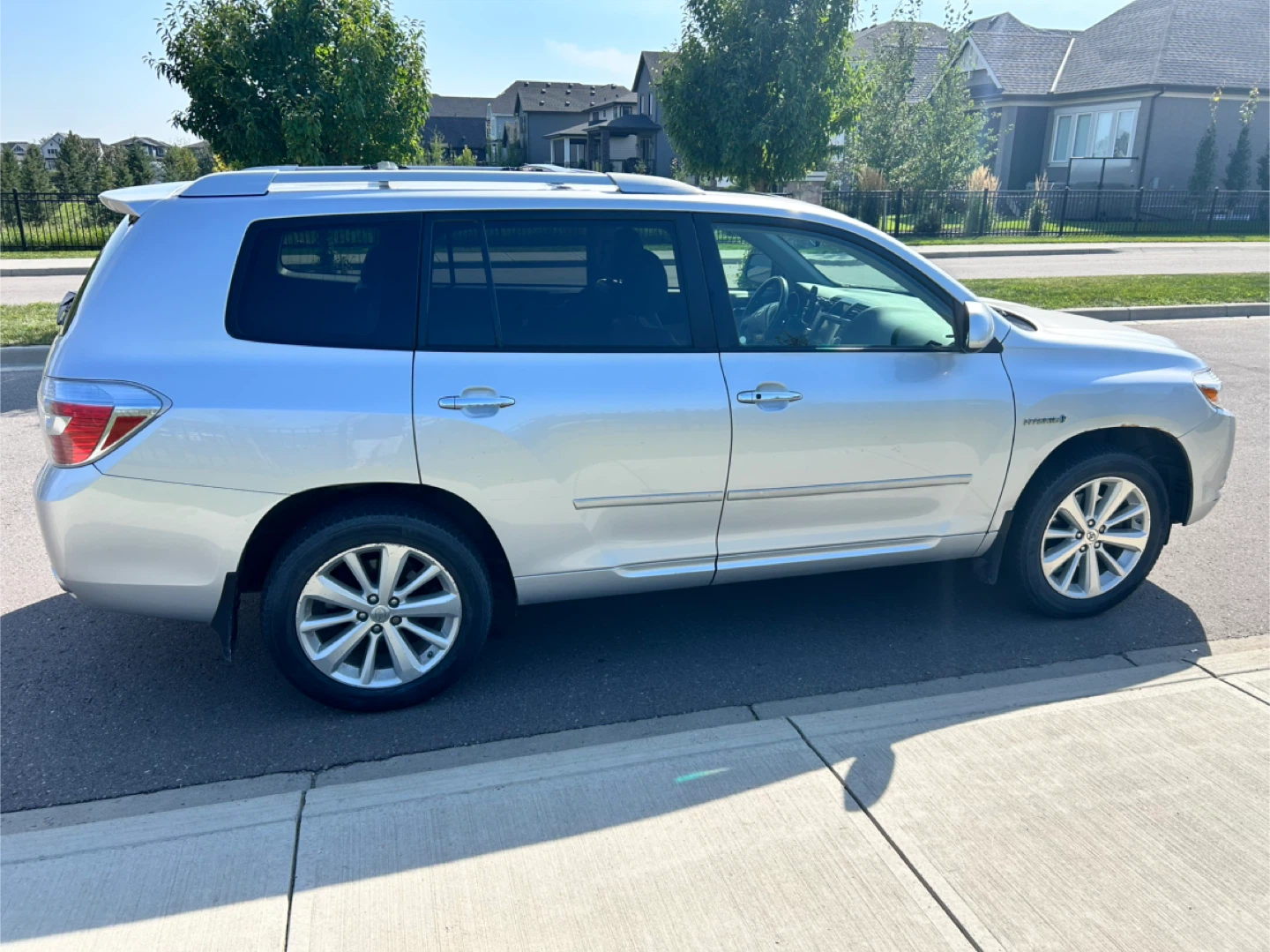 Silver Toyota Highlander Hybrid SUV - photo 3