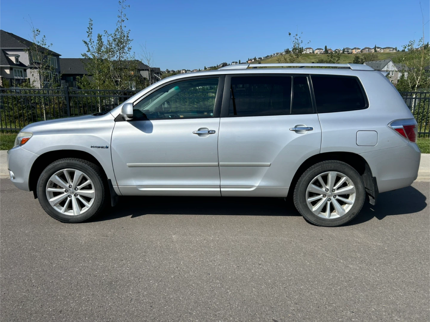 Silver Toyota Highlander Hybrid SUV - photo 2