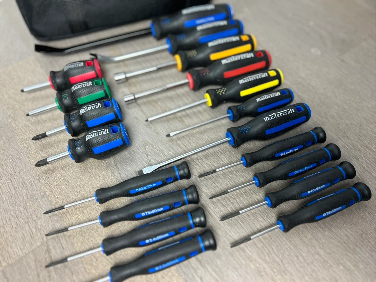 19 pc Mastercraft Screwdriver Set with Bag image indicator(3)