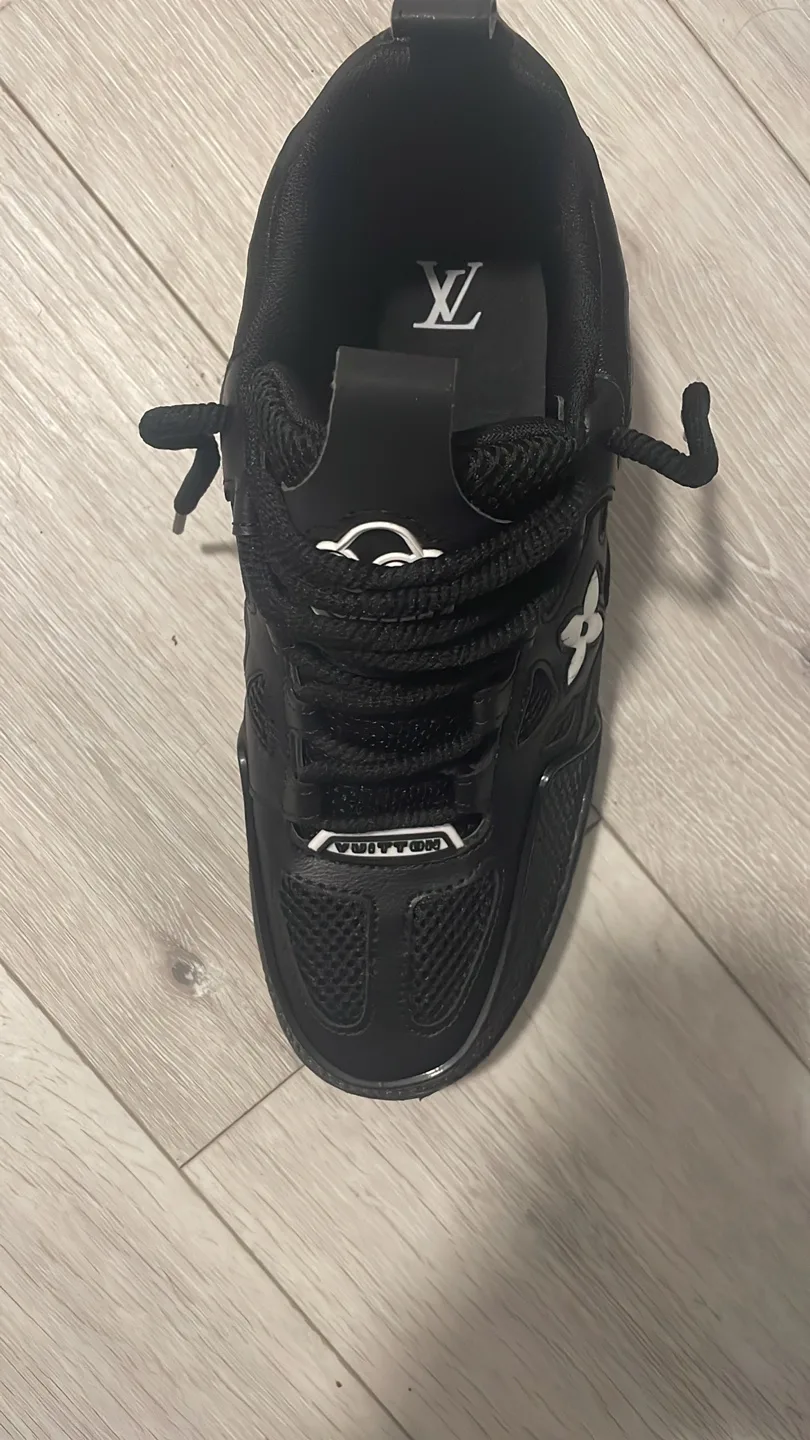 Louis Vuitton Black Sneaker image indicator(2)