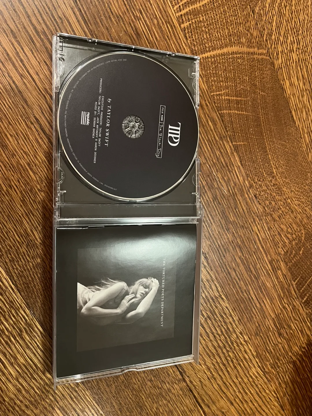 Taylor Swift "Tortured Poets Department" cd "Black Dog" variant image indicator(2)