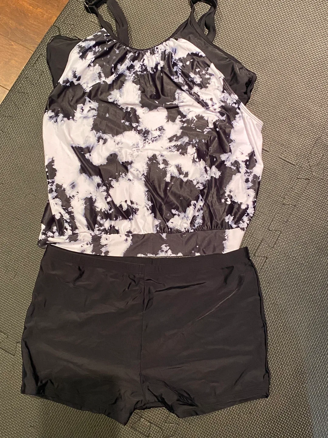 Black & White Tankini Swimsuit Size 14 image indicator(2)