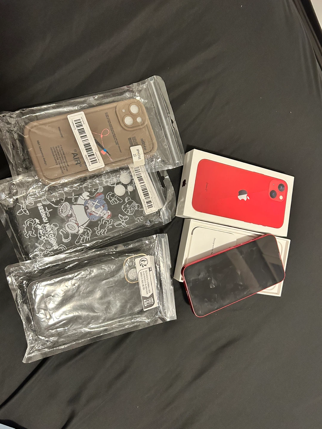 iPhone 13 (PRODUCT)RED + 3 Cases