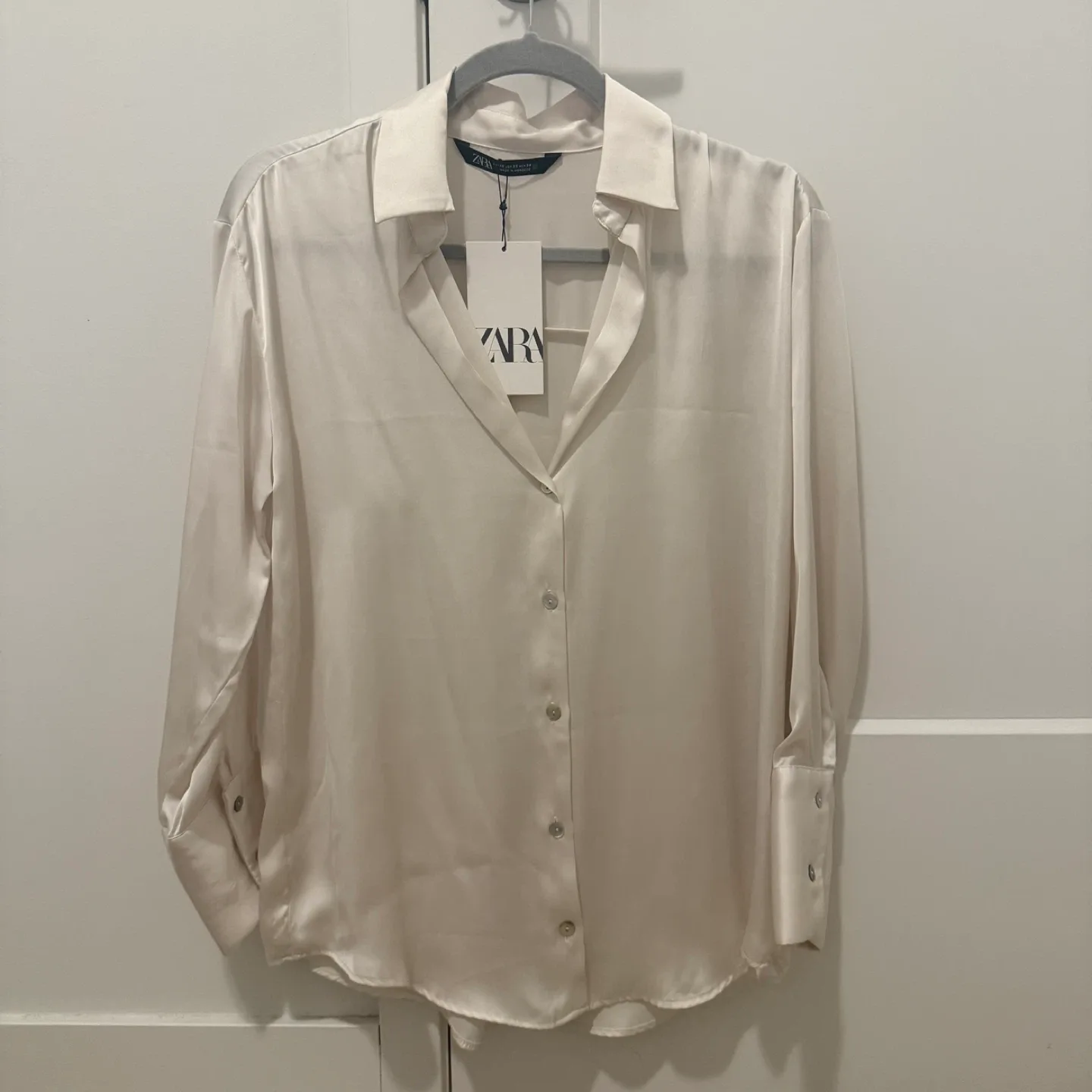 NEW Zara satin effect shirt XS oyster white image indicator(5)