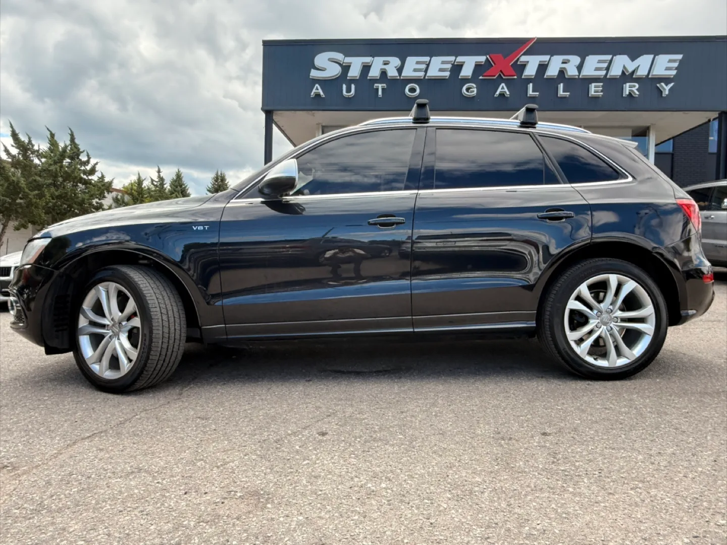 Black Audi SQ5 SUV image indicator(2)