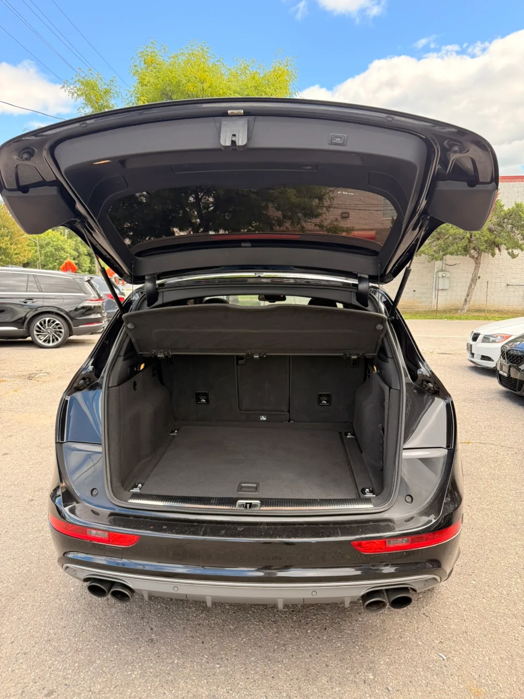 Black Audi SQ5 SUV image indicator(4)