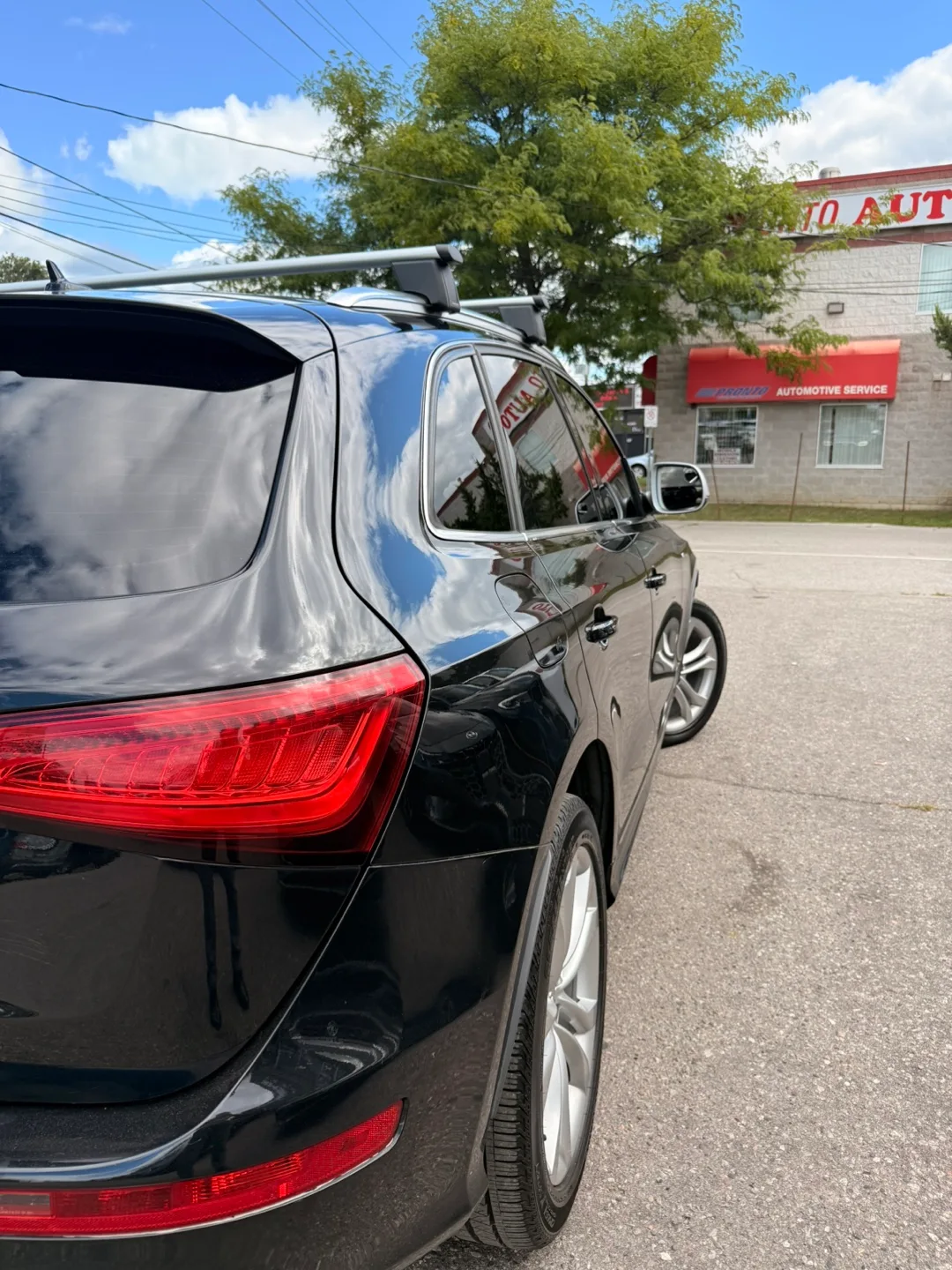 Black Audi SQ5 SUV image indicator(5)