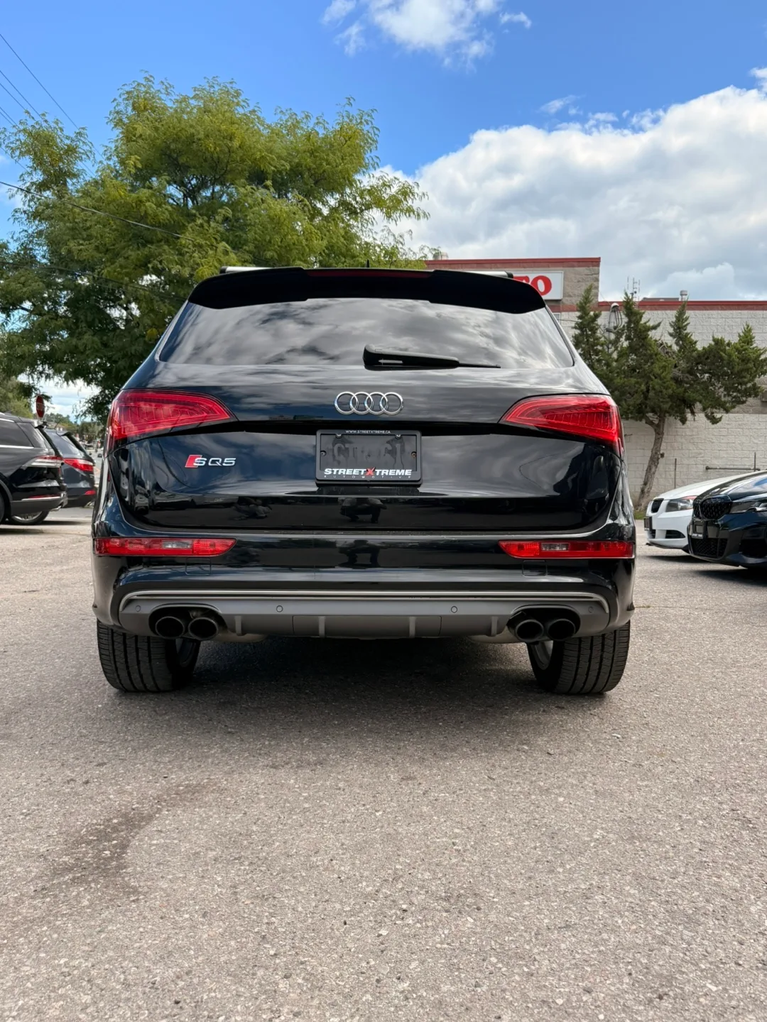 Black Audi SQ5 SUV image indicator(3)