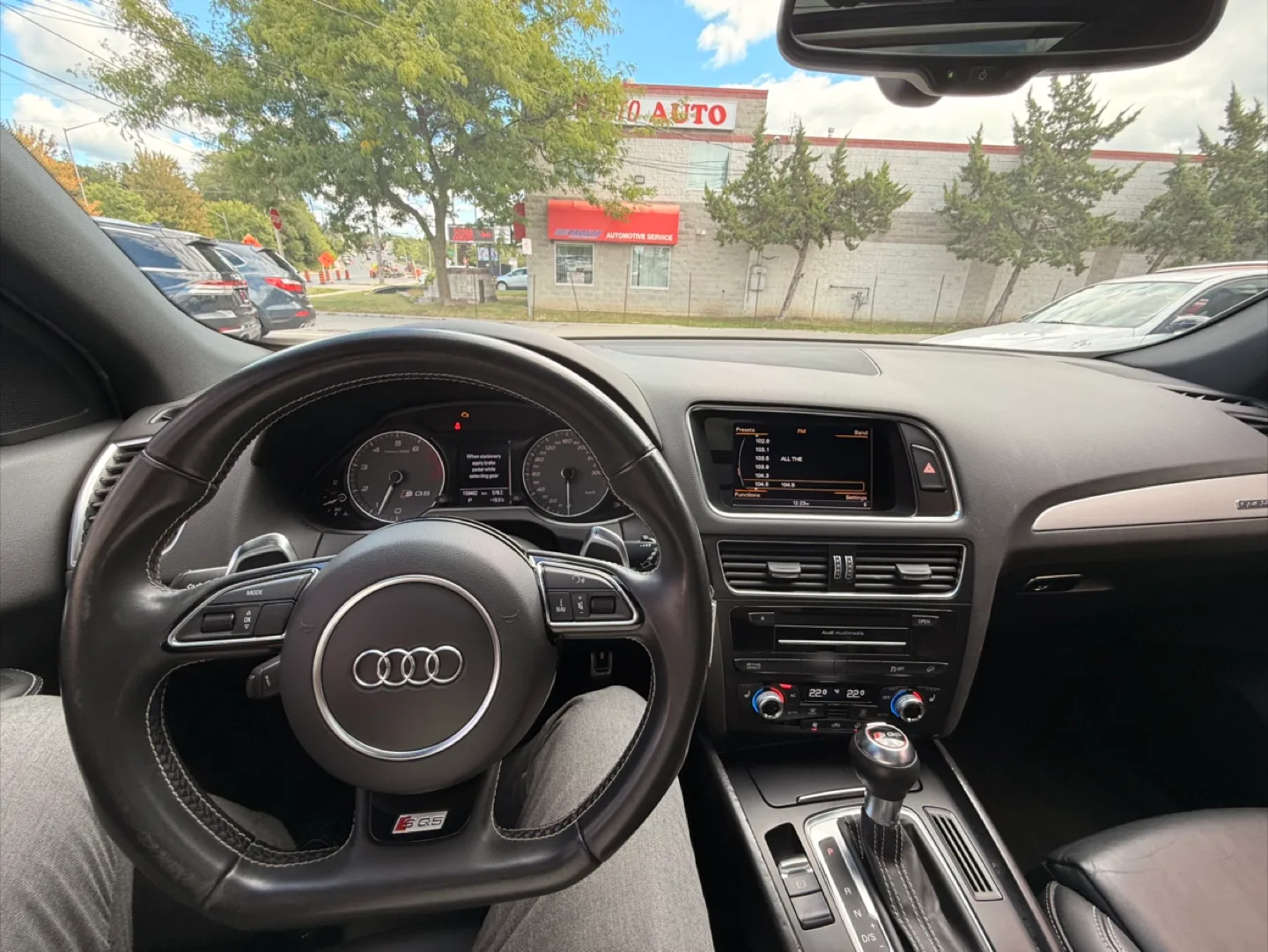 Black Audi SQ5 SUV image indicator(10)