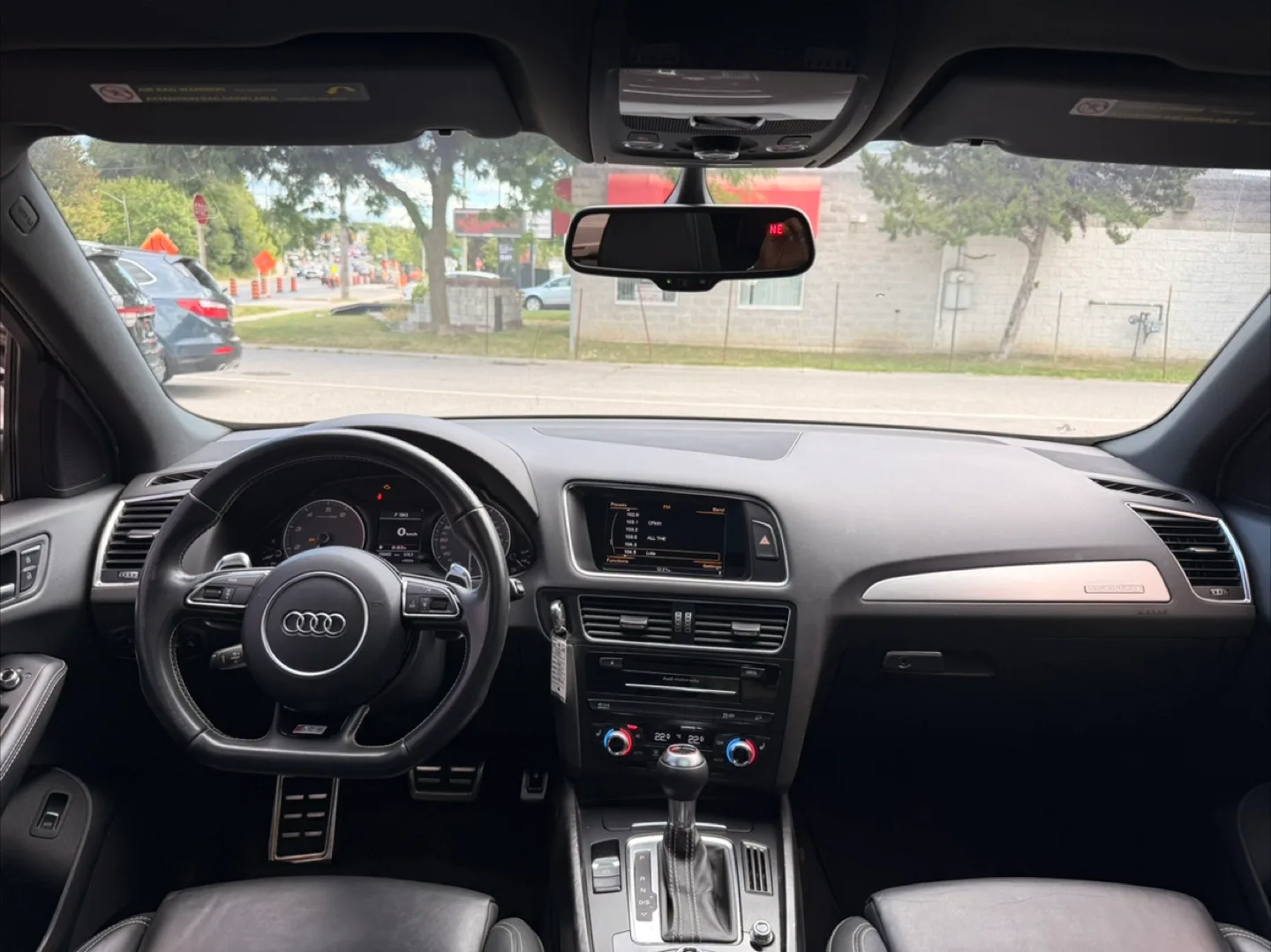 Black Audi SQ5 SUV image indicator(8)