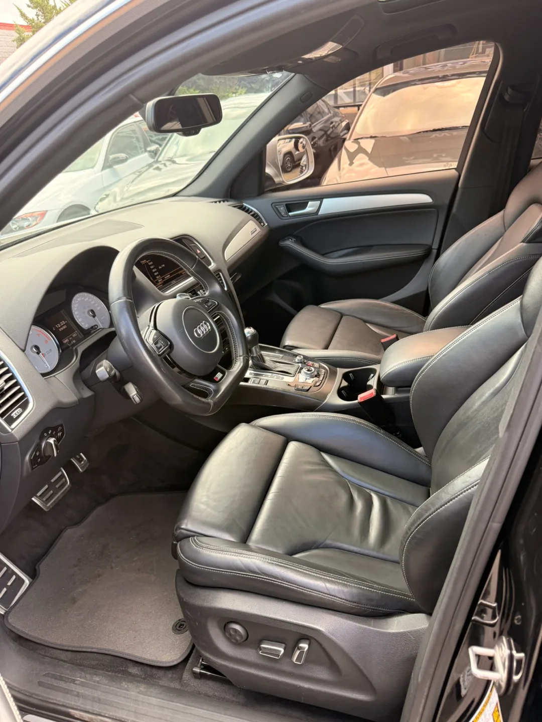 Black Audi SQ5 SUV image indicator(9)