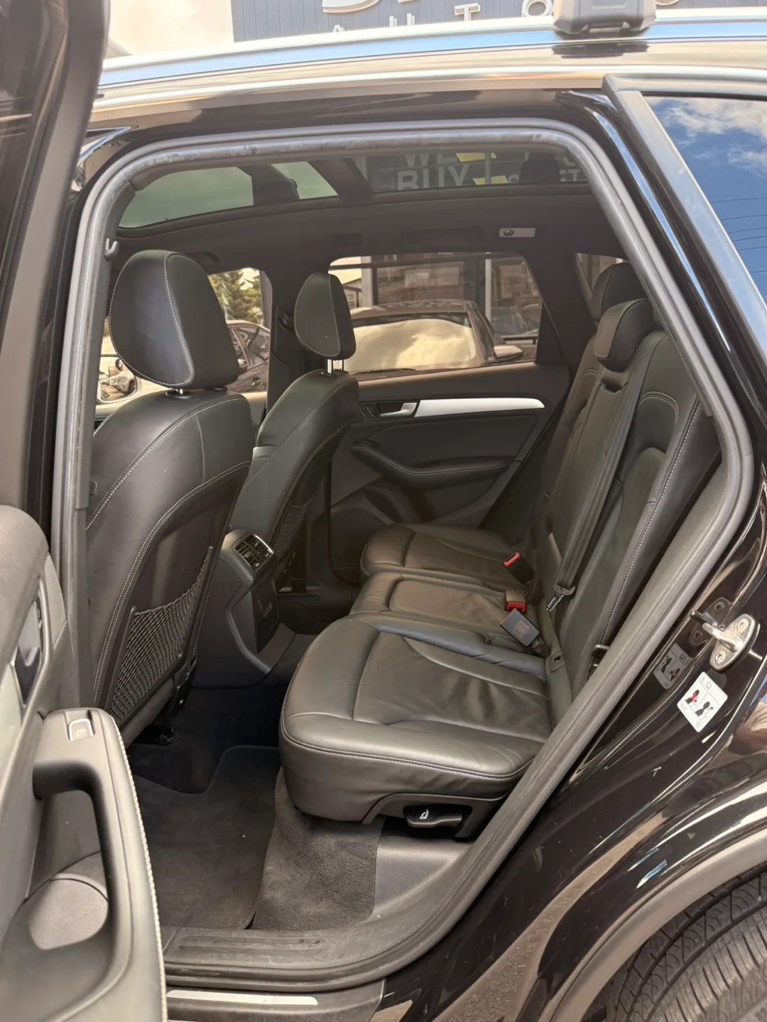 Black Audi SQ5 SUV image indicator(6)