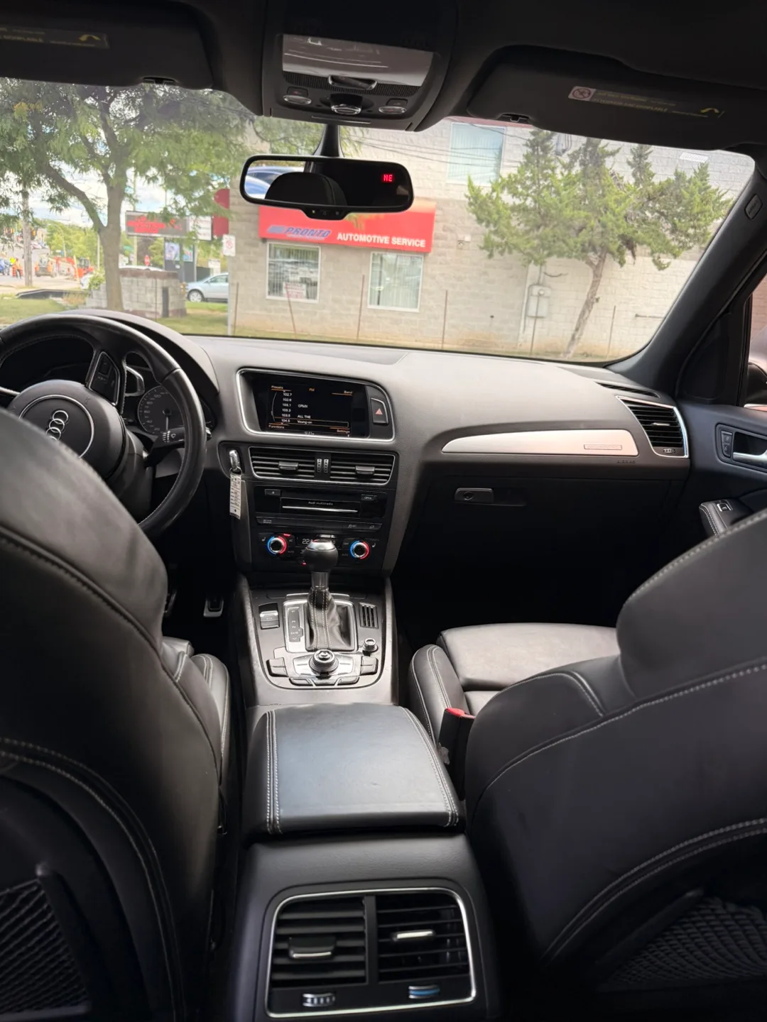 Black Audi SQ5 SUV image indicator(7)