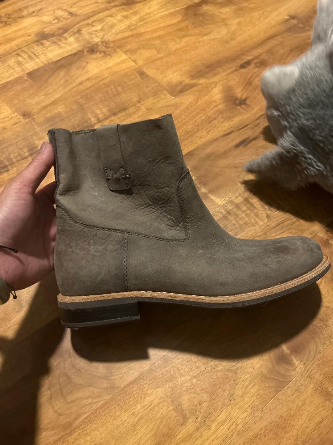 Roots leather women’s boots for autumn thumbnail