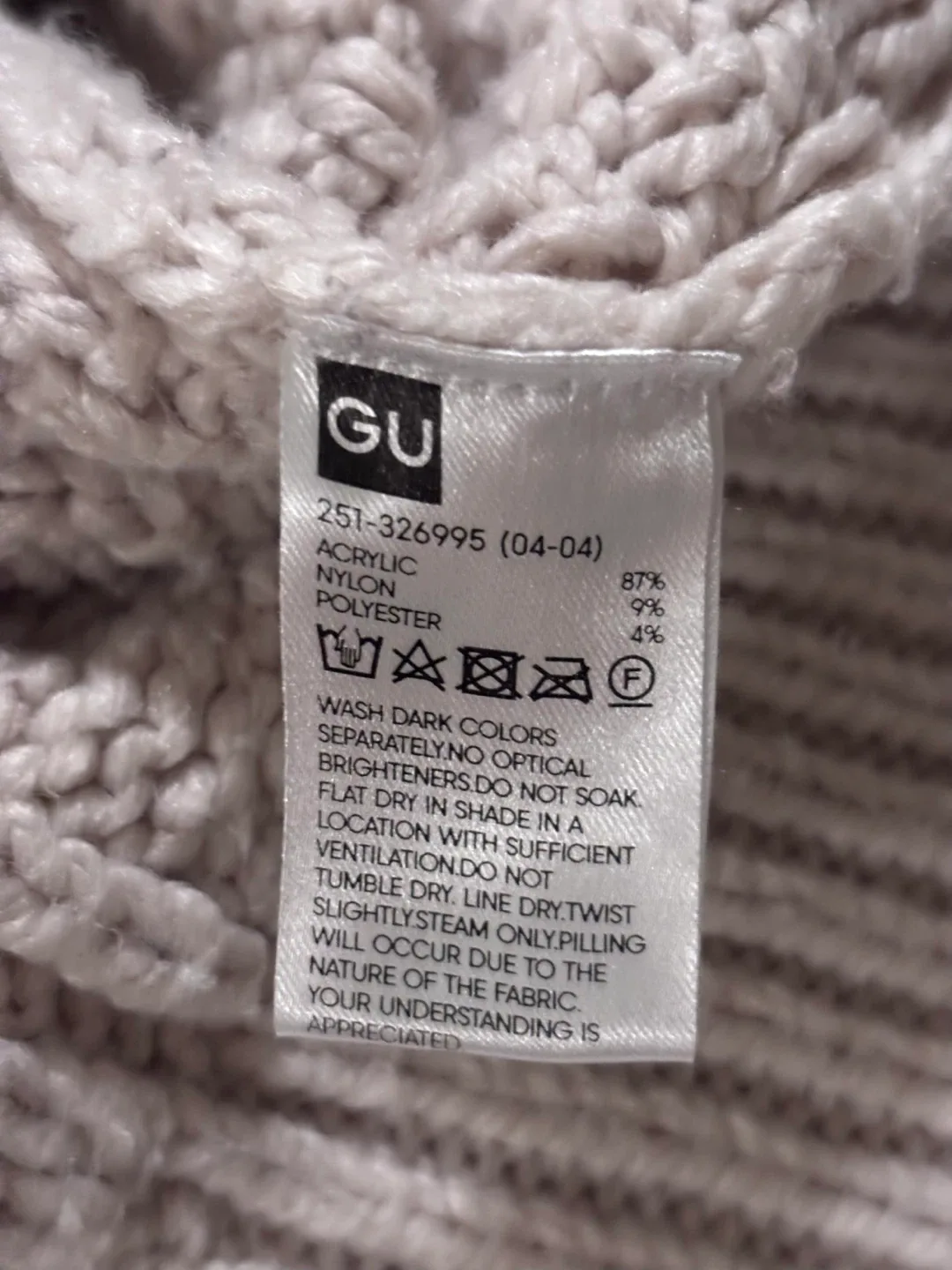 GU (sister brand of Uniqlo) Cable Knit Cardigan image indicator(2)
