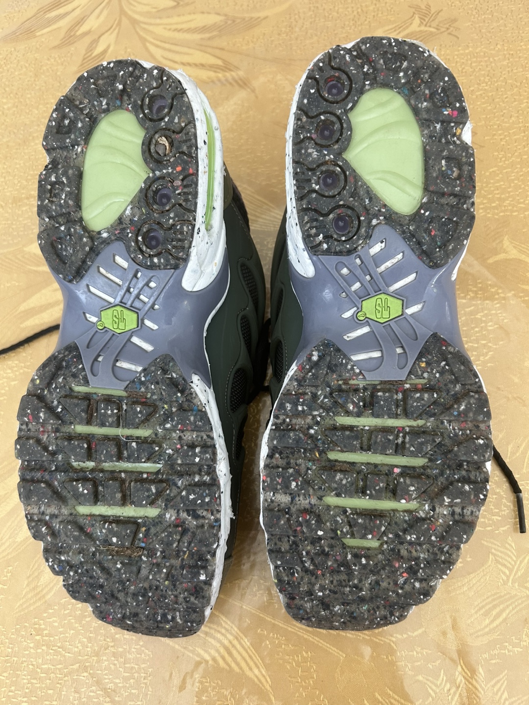 Nike ts worn 4 times clean like new dm me (serious buyers only) - photo 2