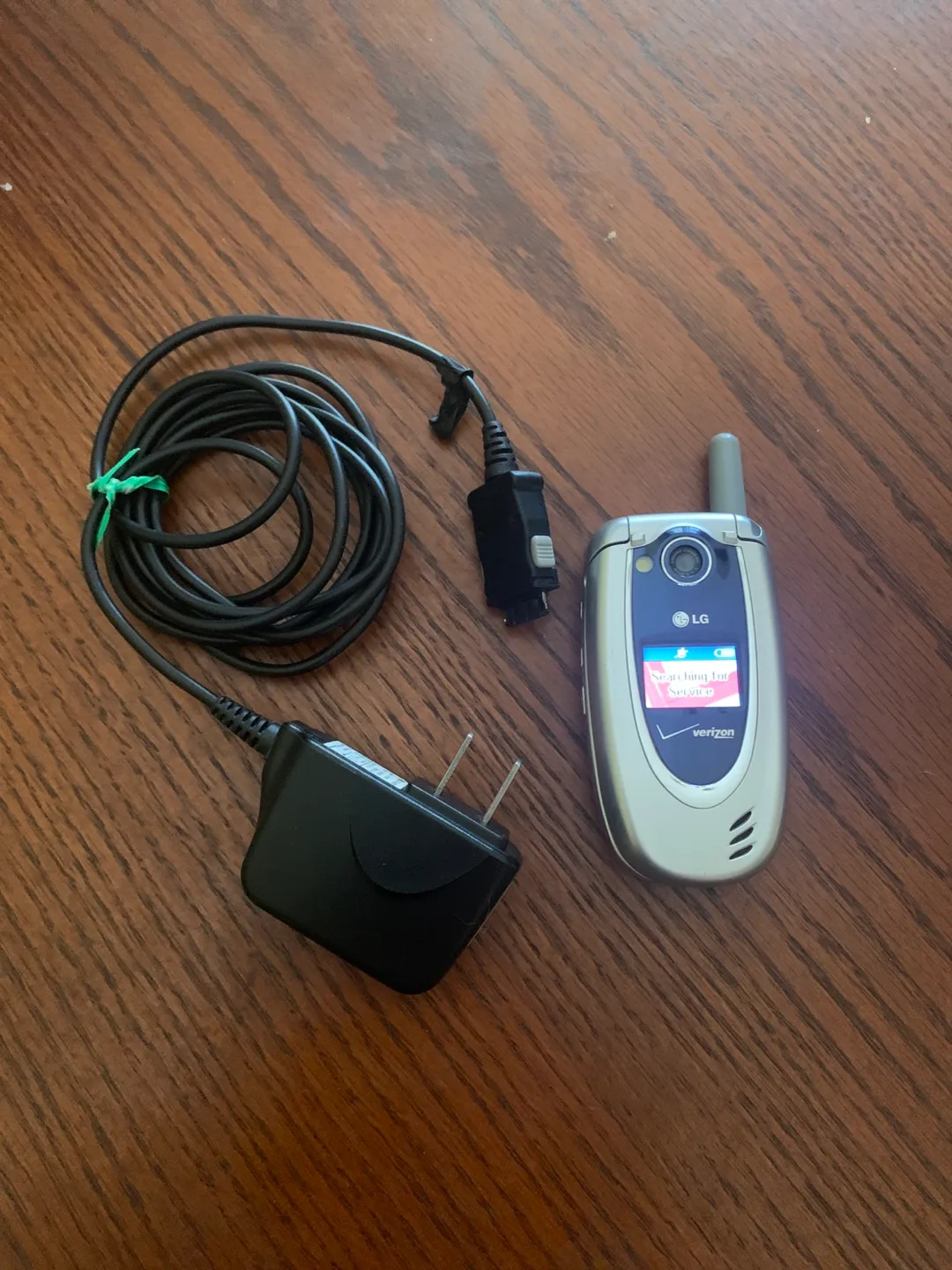 LG Verizon Flip Phone with Charger thumbnail