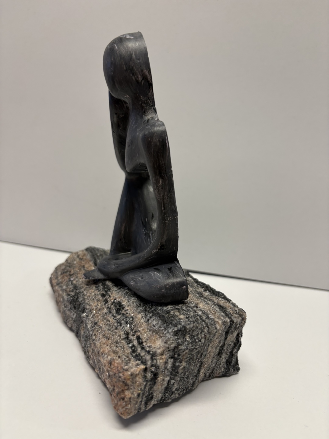 Handmade thinker statue on stone base made of Jesmonite - photo 4