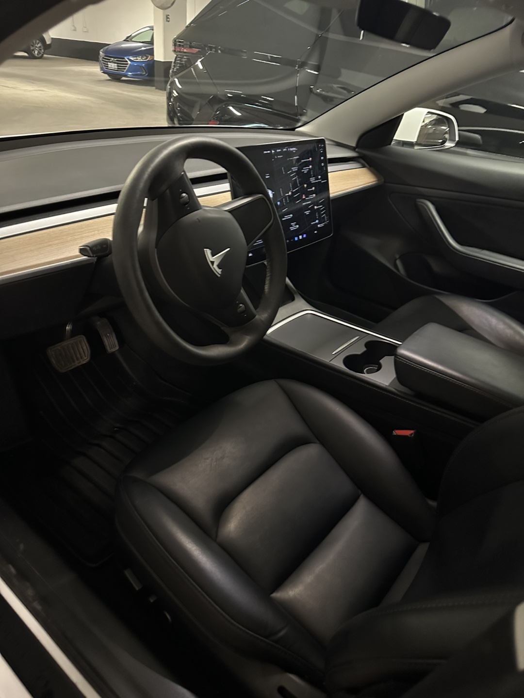 Tesla Model 3 - White Exterior, Black Interior - photo 4