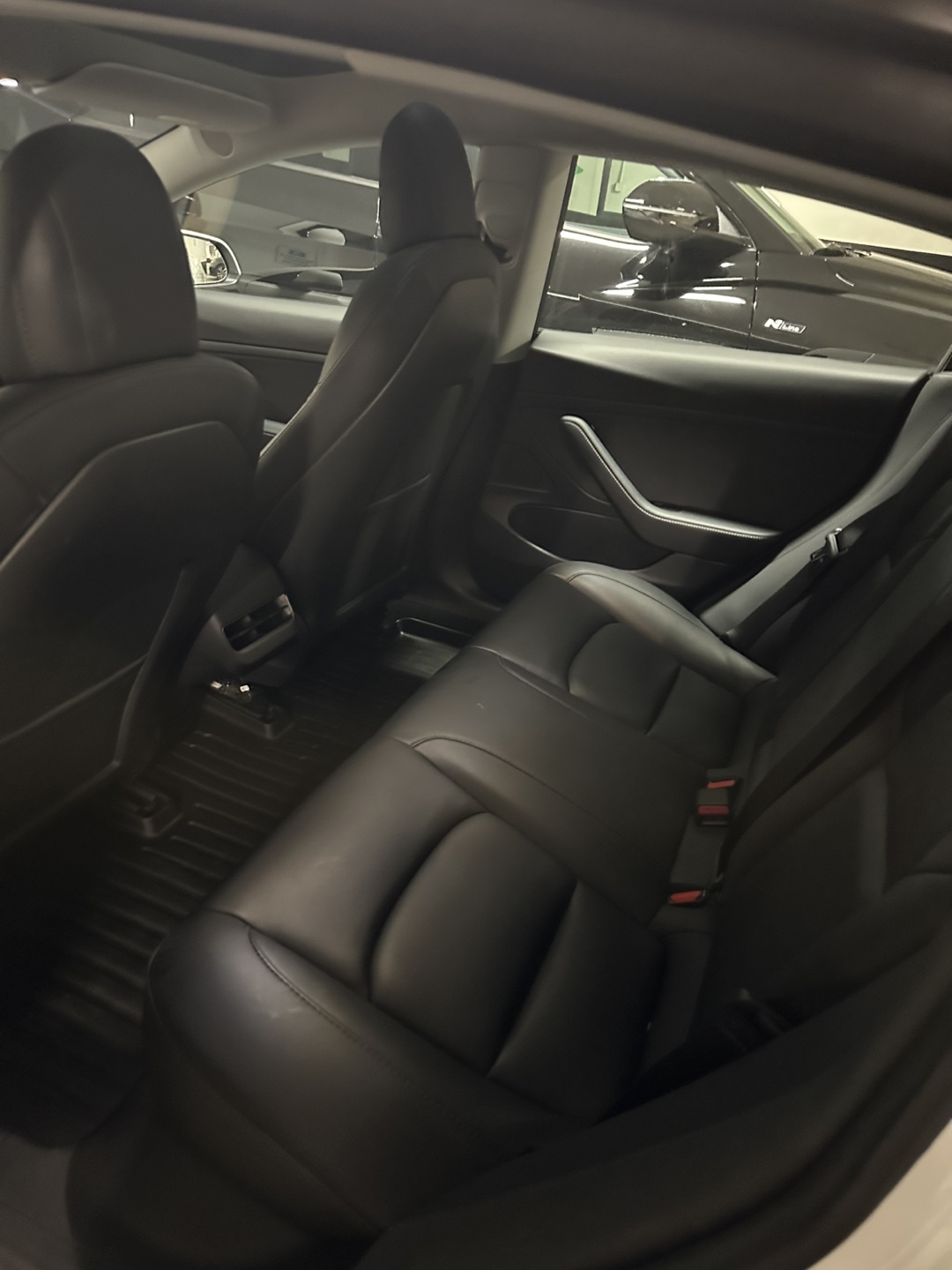 Tesla Model 3 - White Exterior, Black Interior - photo 3