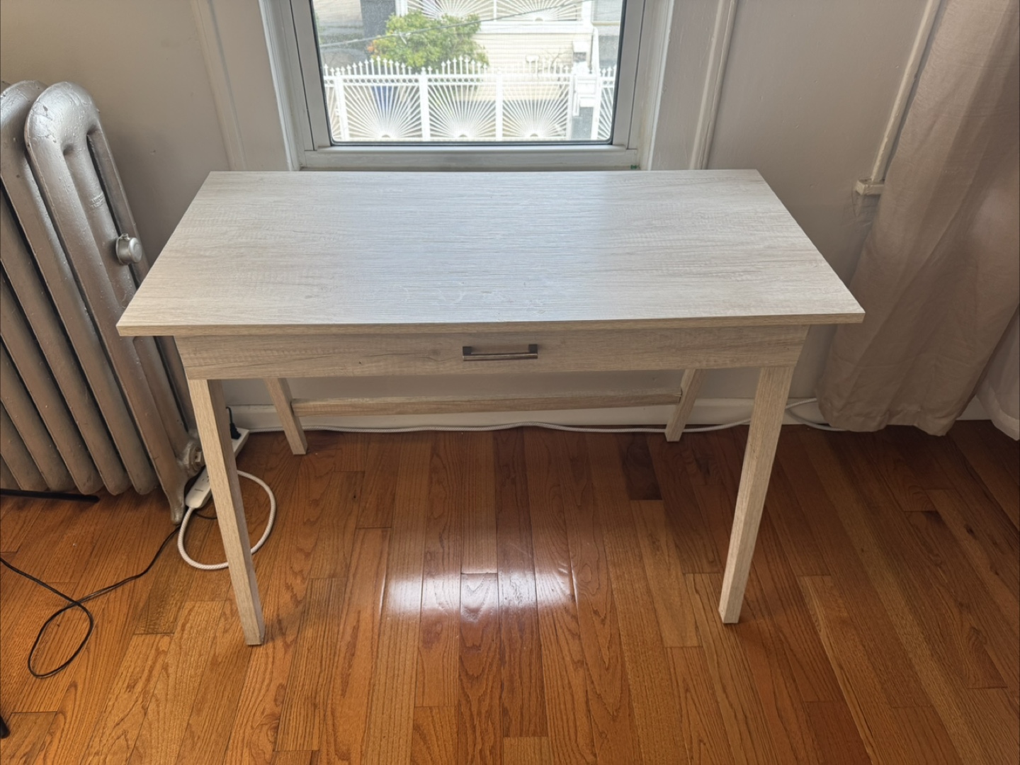 Desk with a modern design - photo 2