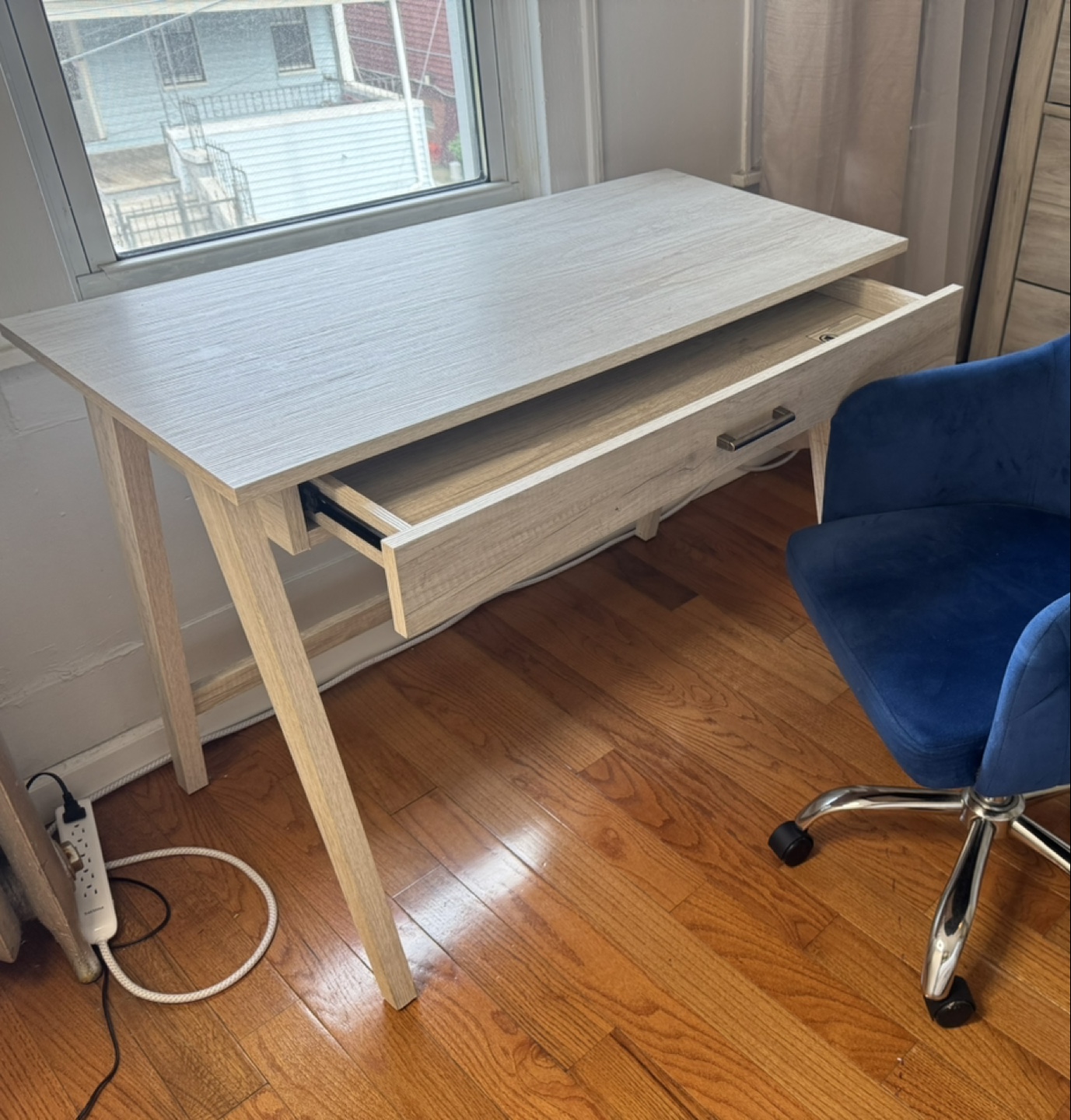 Desk with a modern design - photo 3