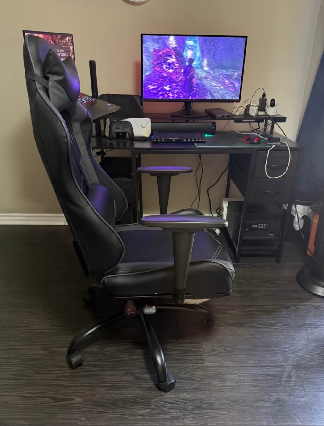 Black Gaming Chair and Table - photo 2