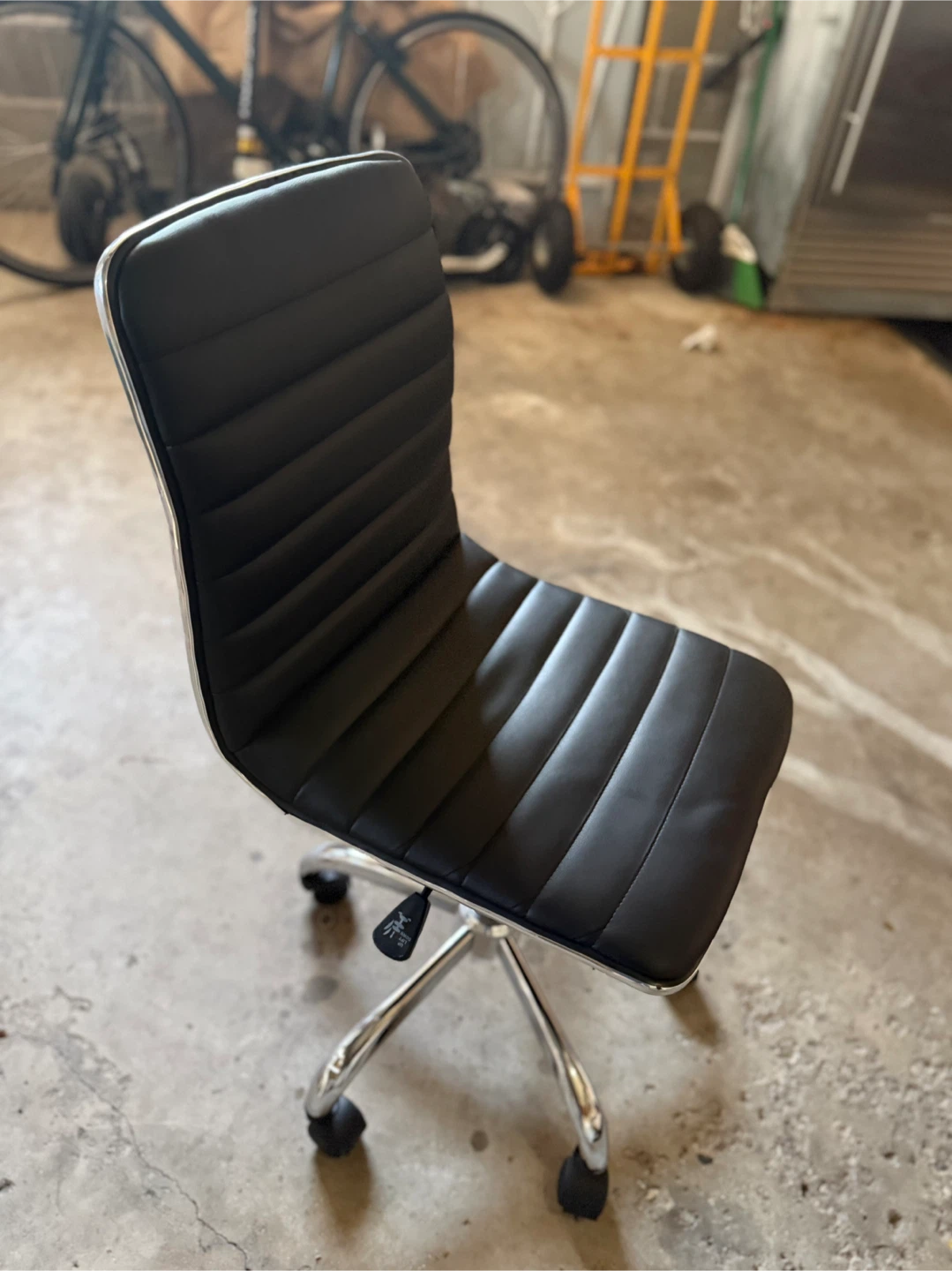 Black Ribbed Office Chair - photo 3
