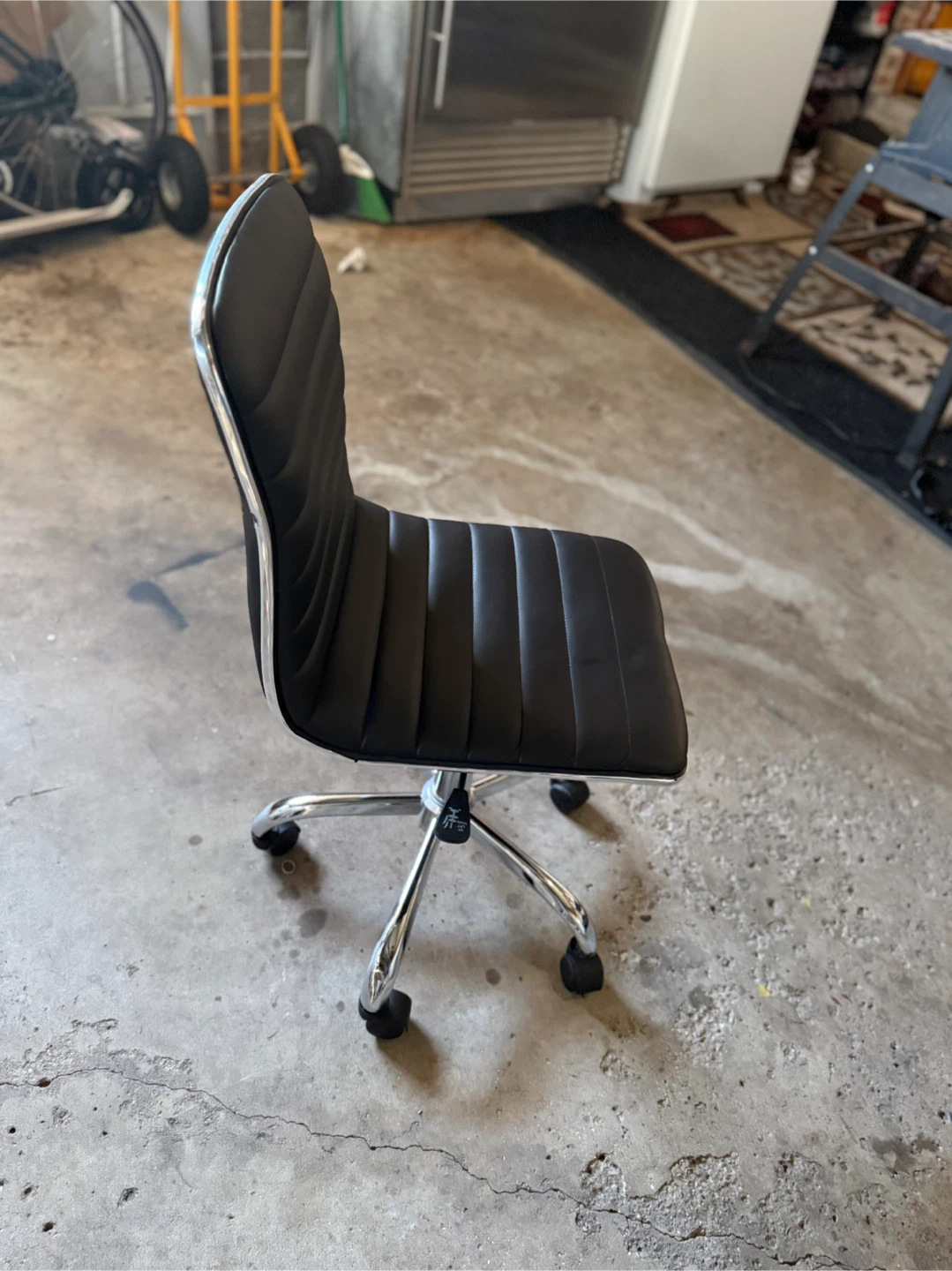 Black Ribbed Office Chair - photo 4