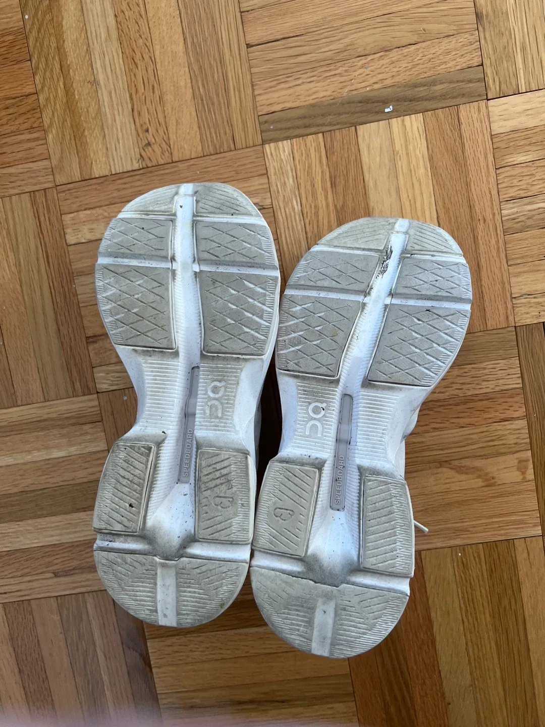 On Cloud White Running Shoes - US W8 / EU 39 image indicator(3)