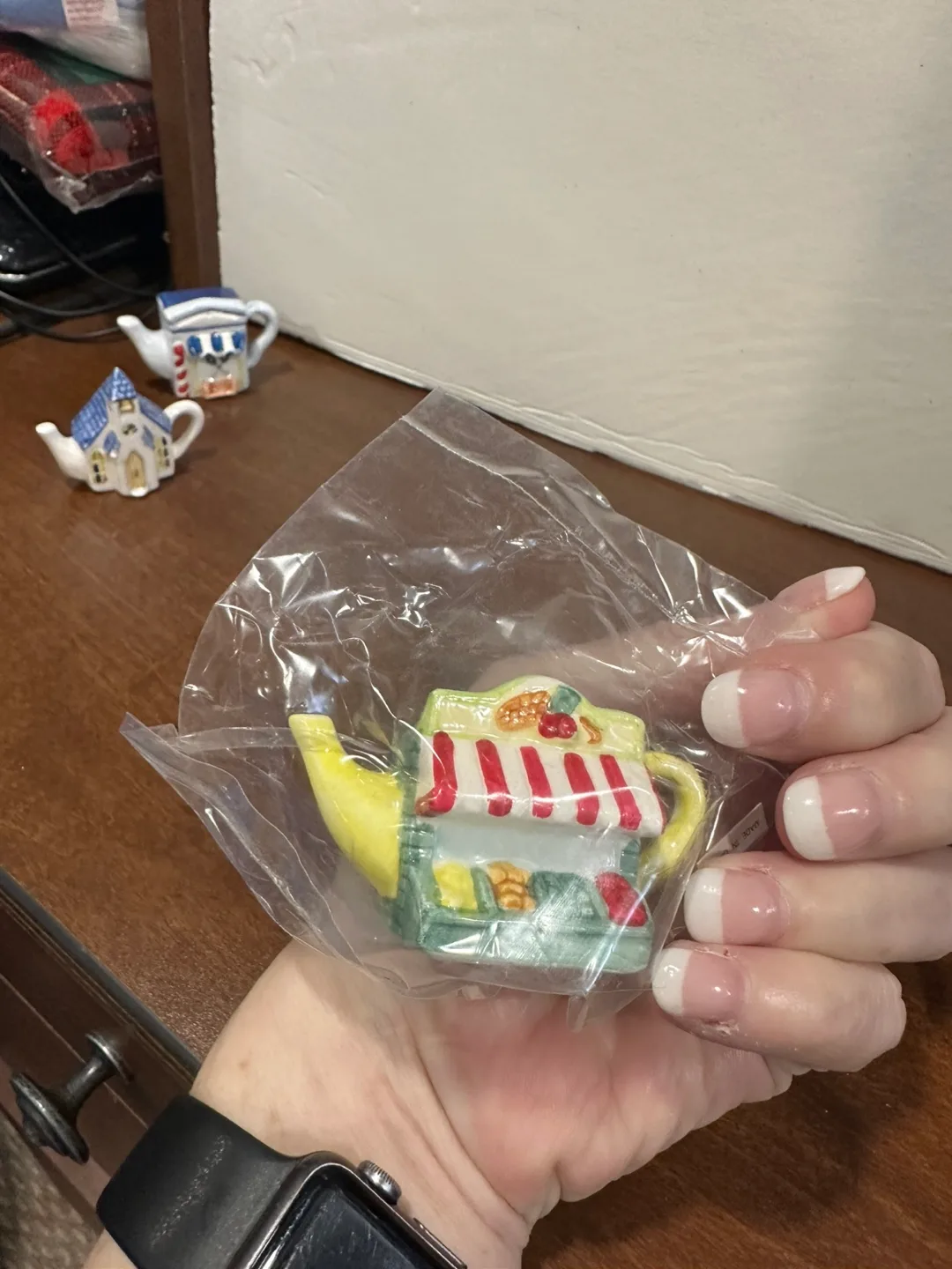 Red Rose Tea Miniature Teapot Figurines image indicator(2)