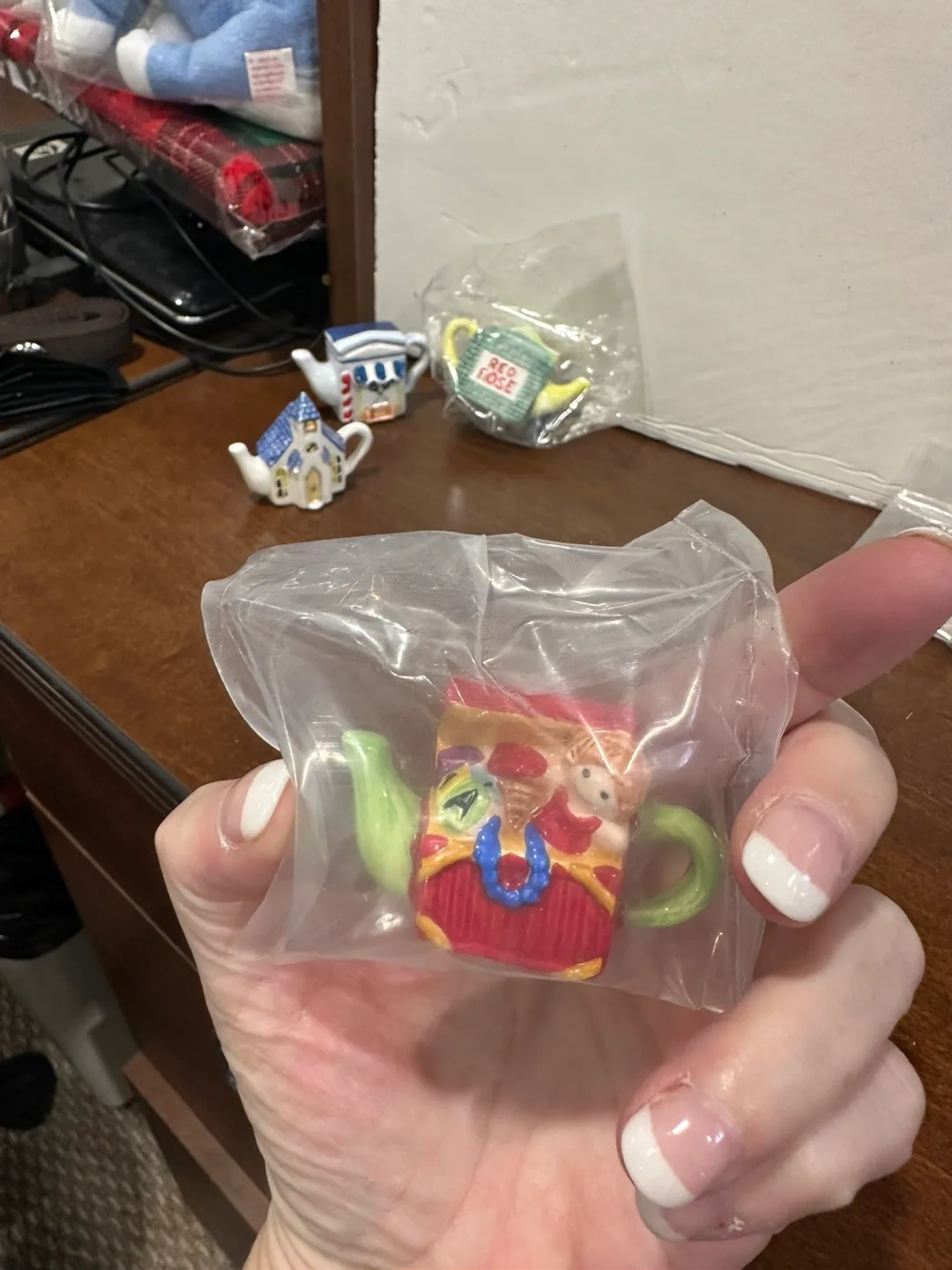 Red Rose Tea Miniature Teapot Figurines image indicator(4)