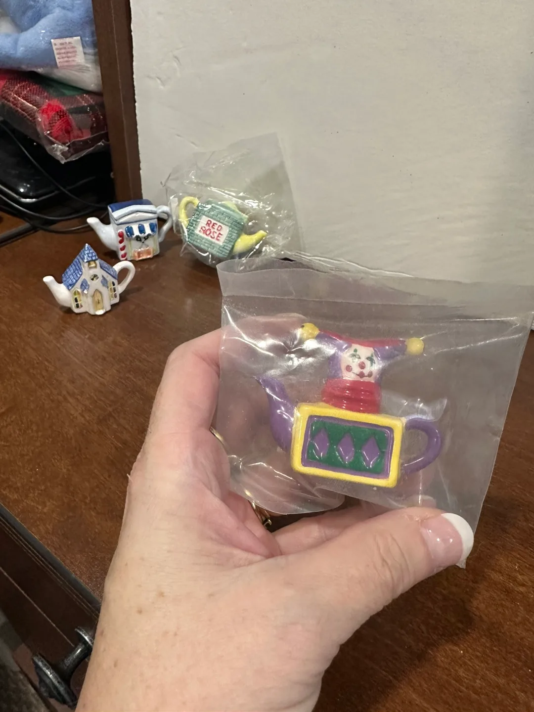 Red Rose Tea Miniature Teapot Figurines image indicator(3)