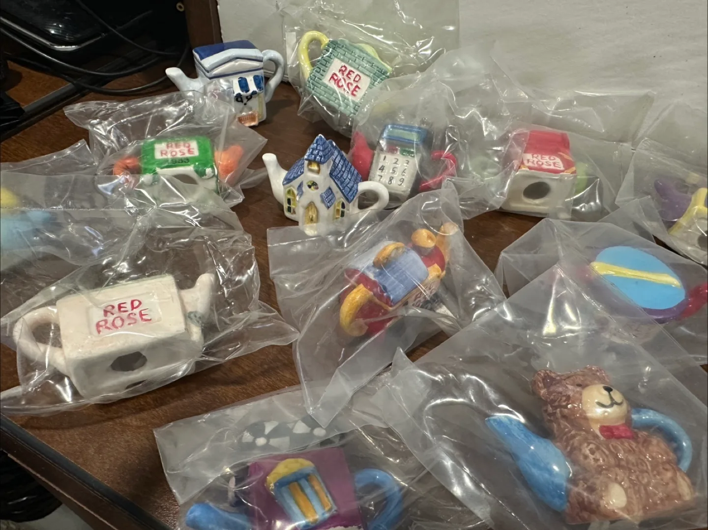 Red Rose Tea Miniature Teapot Figurines image indicator(10)