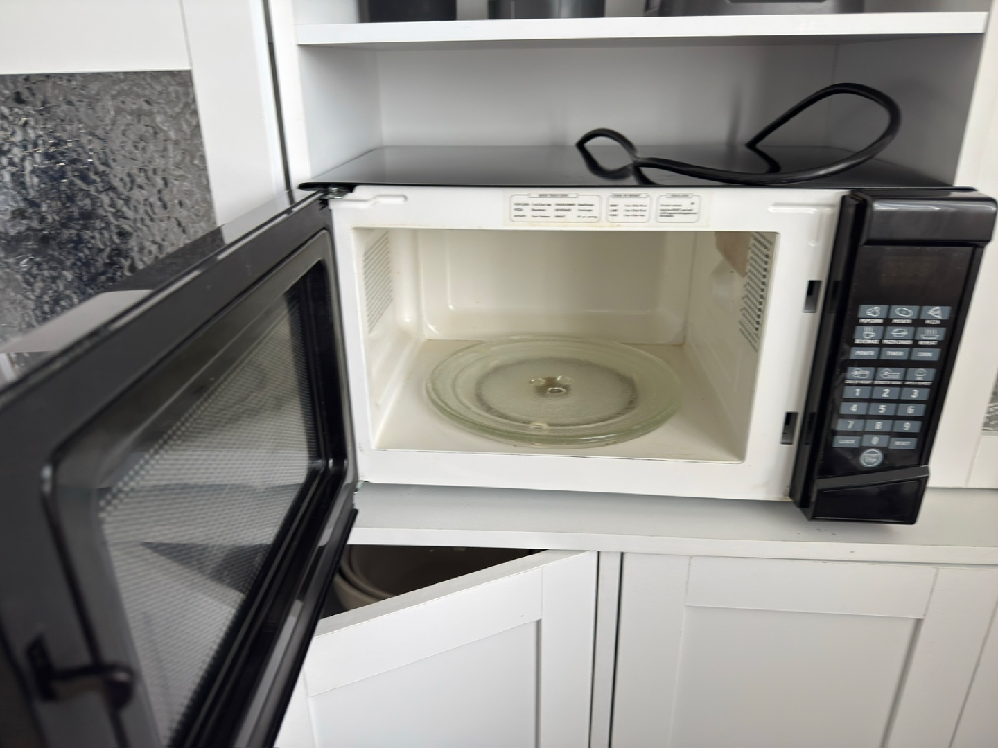 🧡Urgent move out sale!!!!!!! RCA Microwave - Black