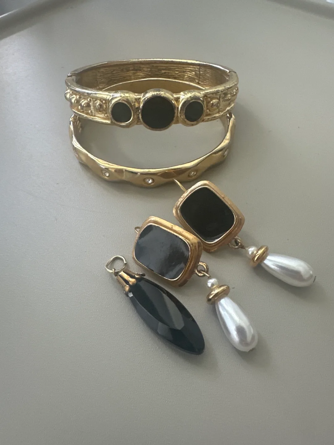 Gold Tone 2 Bracelet, Earrings & Pendant Set image indicator(5)