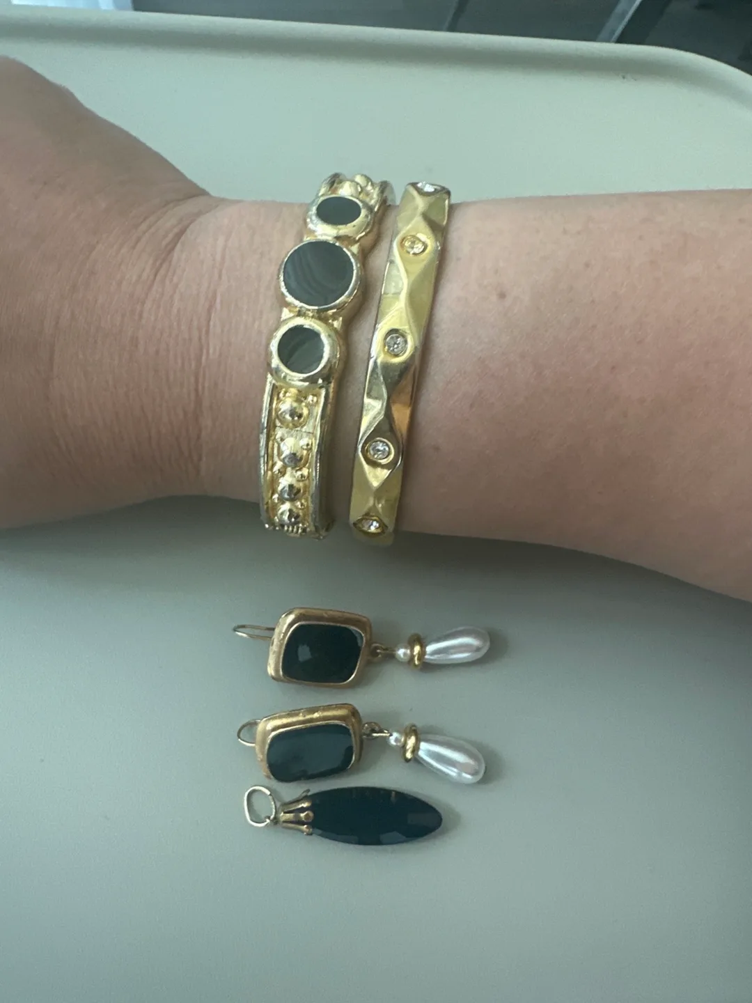 Gold Tone 2 Bracelet, Earrings & Pendant Set image indicator(4)